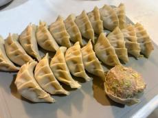 20個ぴったり包み終わったって!?明らかに違うやつが…突っ込まずにはいられない主夫の餃子作りが話題に